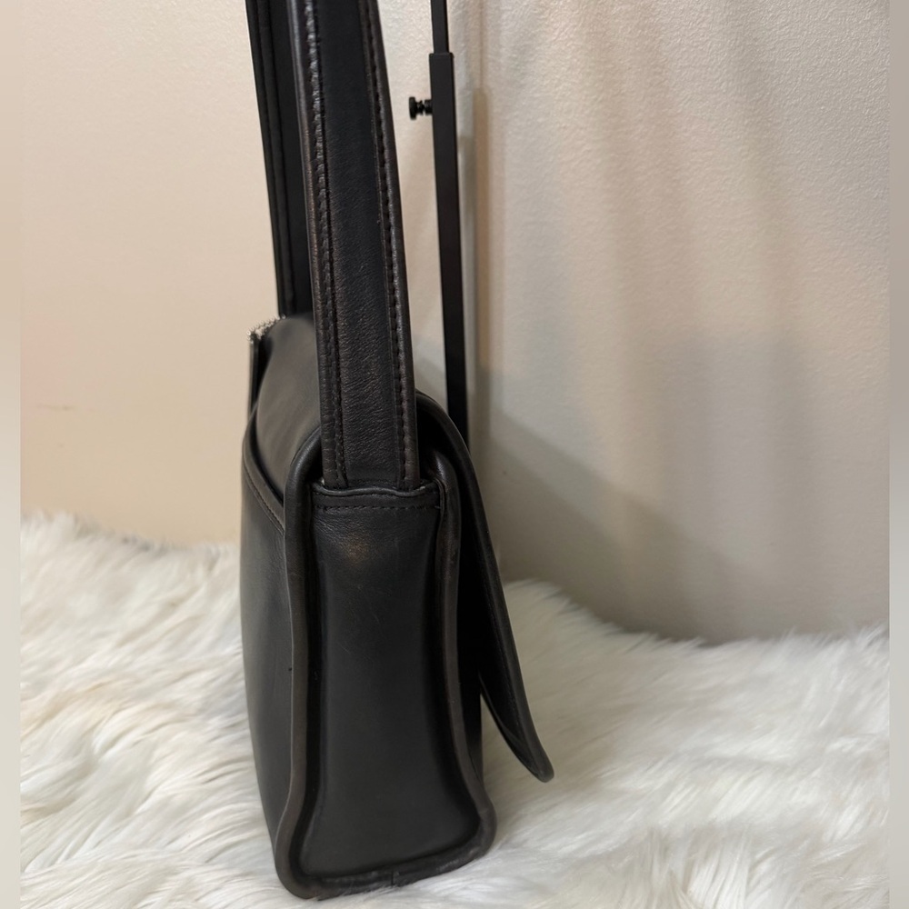 Vintage Coach # 9054
Black Glove-leather Shoulder Bag - Picture 2 of 16